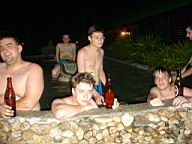 077 - 0706 - sources thermales de Pai - et le public apprecie.jpg